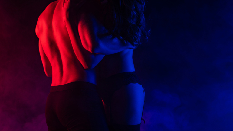 Tu primera vez en un club swinger: qué esperar de verdad
